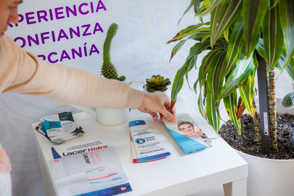 Paciente feliz sonriendo tras su tratamiento estético en Clínica Lux Valencia