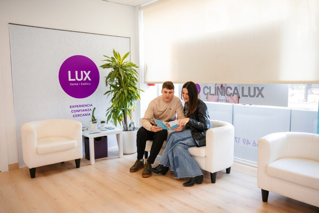 Diseño de sonrisa con carillas dentales premium en Clínica Lux Valencia