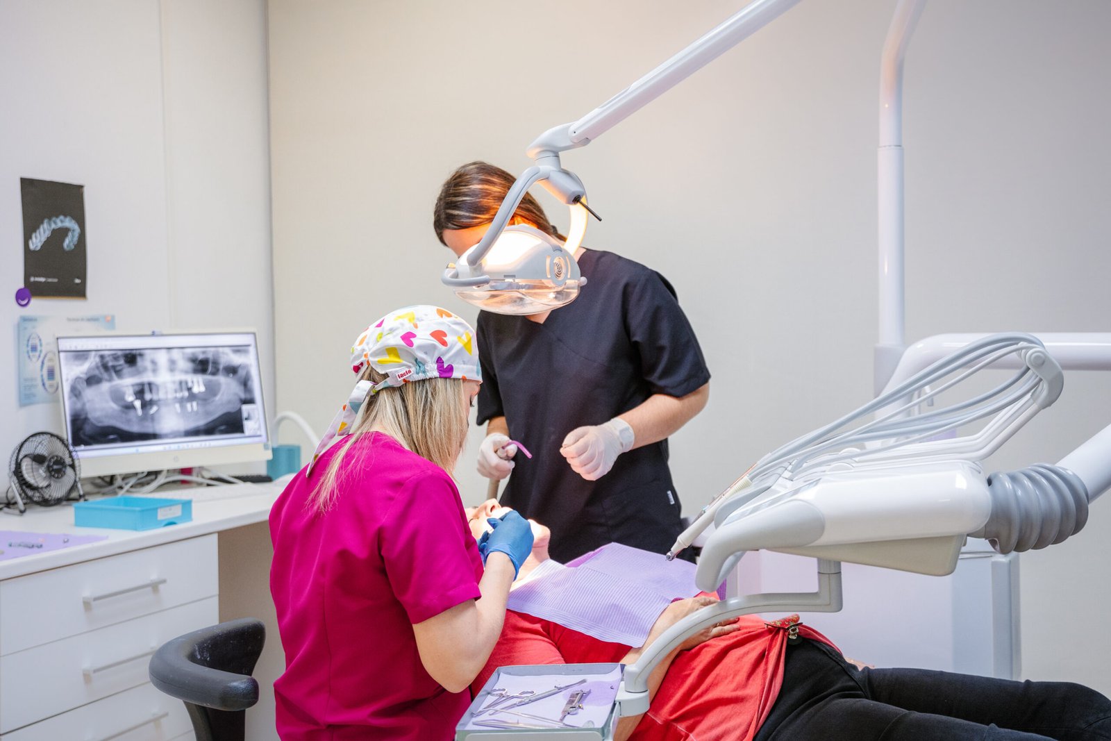 Paciente con sonrisa alineada tras tratamiento de ortodoncia