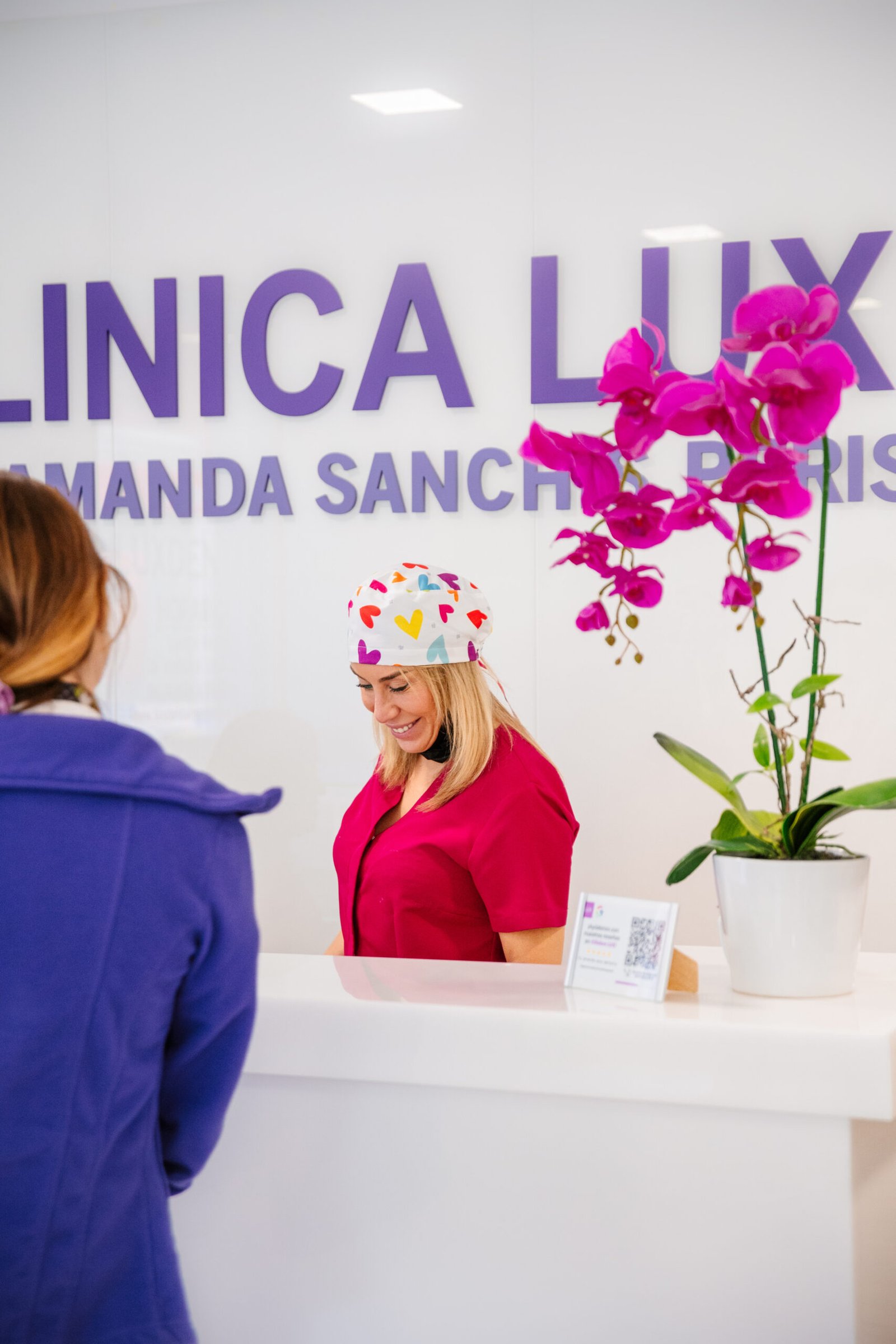 Dentista realizando endodoncia en Clínica Lux